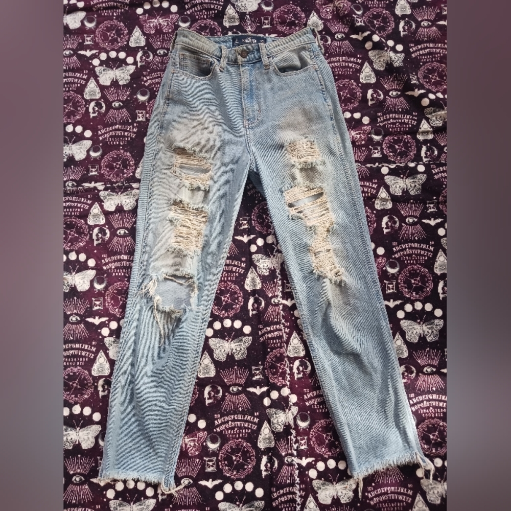 HOLLISTER WOMAN'S LIGHT BLUE RIPPED MOM JEANS